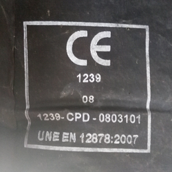 Distintivo del marcado CE y de la norma UNE-EN 12878:2007 en un envase de pigmento